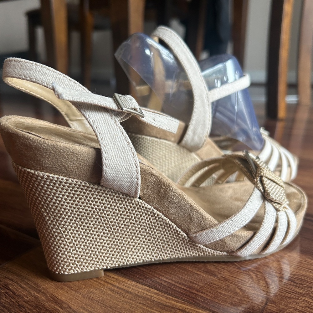 Aerosoles Tan & Cream Buckle Wedge Heels, Size 5.5 NIB - Picture 6 of 7
